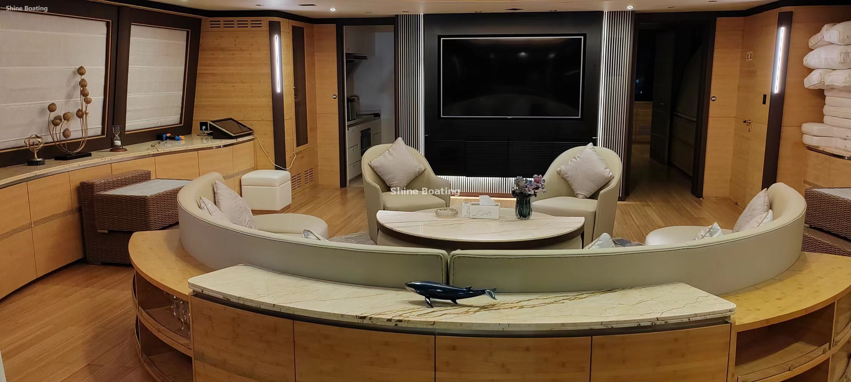 150ft luxury yacht (1) Yate de lujo de 150 pies (1)