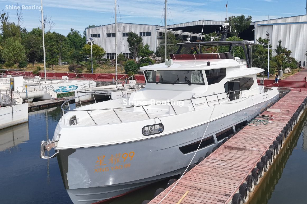 79ft Yacht Port Side at Marina Yate de 79 pies al lado del puerto en Marina