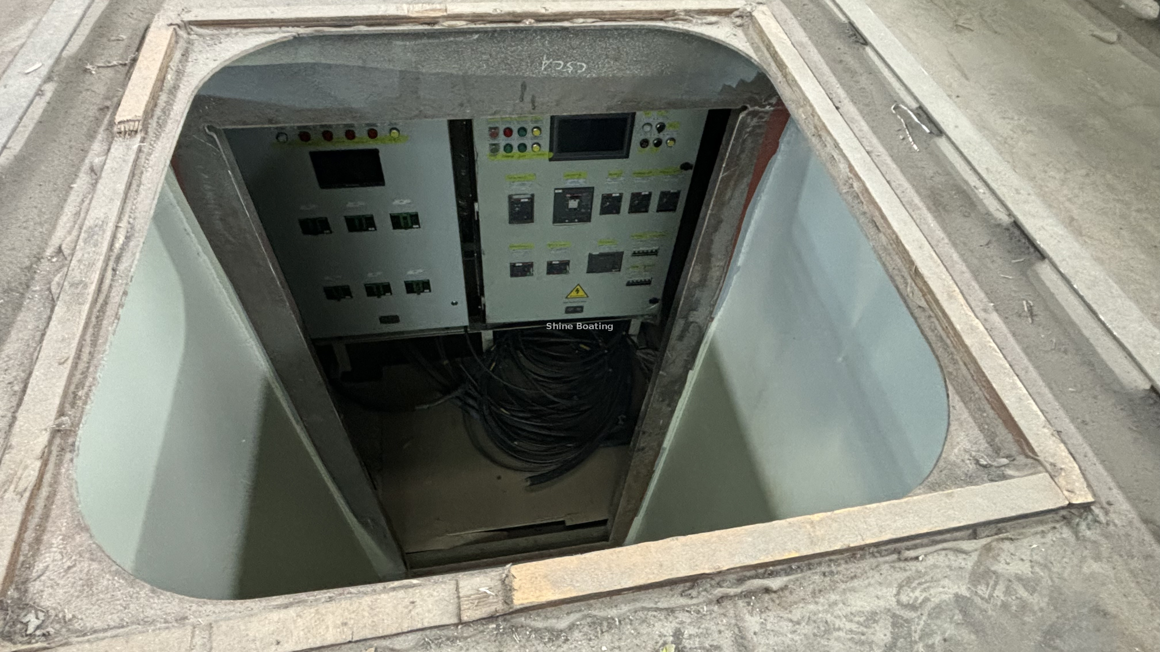 Nivel de cubierta principal de barco el&eacute;ctrico de 40 metros, entrada a cada compartimento (1)