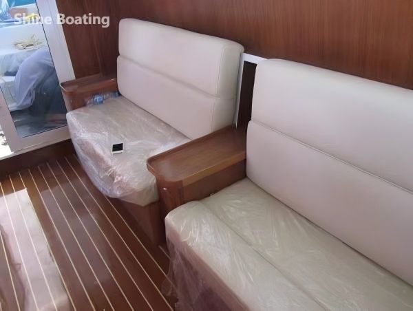 Sal&oacute;n interior de yate Shine 1008 con c&oacute;modos asientos marinos